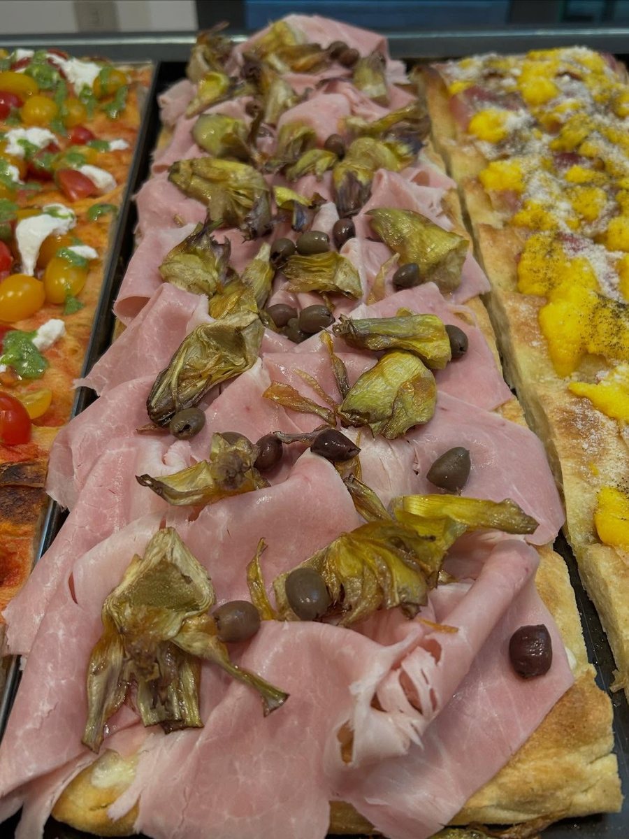 Teglia BIGA con prosciutto cotto, carciofi e olive tra pomodorini, stracciatella e pesto e crema gialla con formaggio